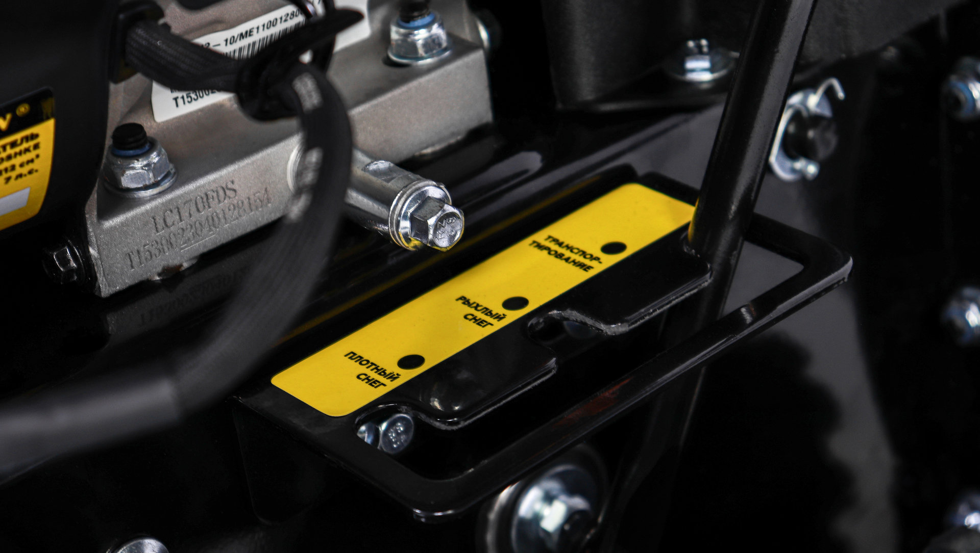 Снегоотбрасыватель CHAMPION STT761E (7,0лс61см6F/2Rгусеницы3л90кг эл.стартер,фара,обогрев,зимн.дв.) (STT761E)