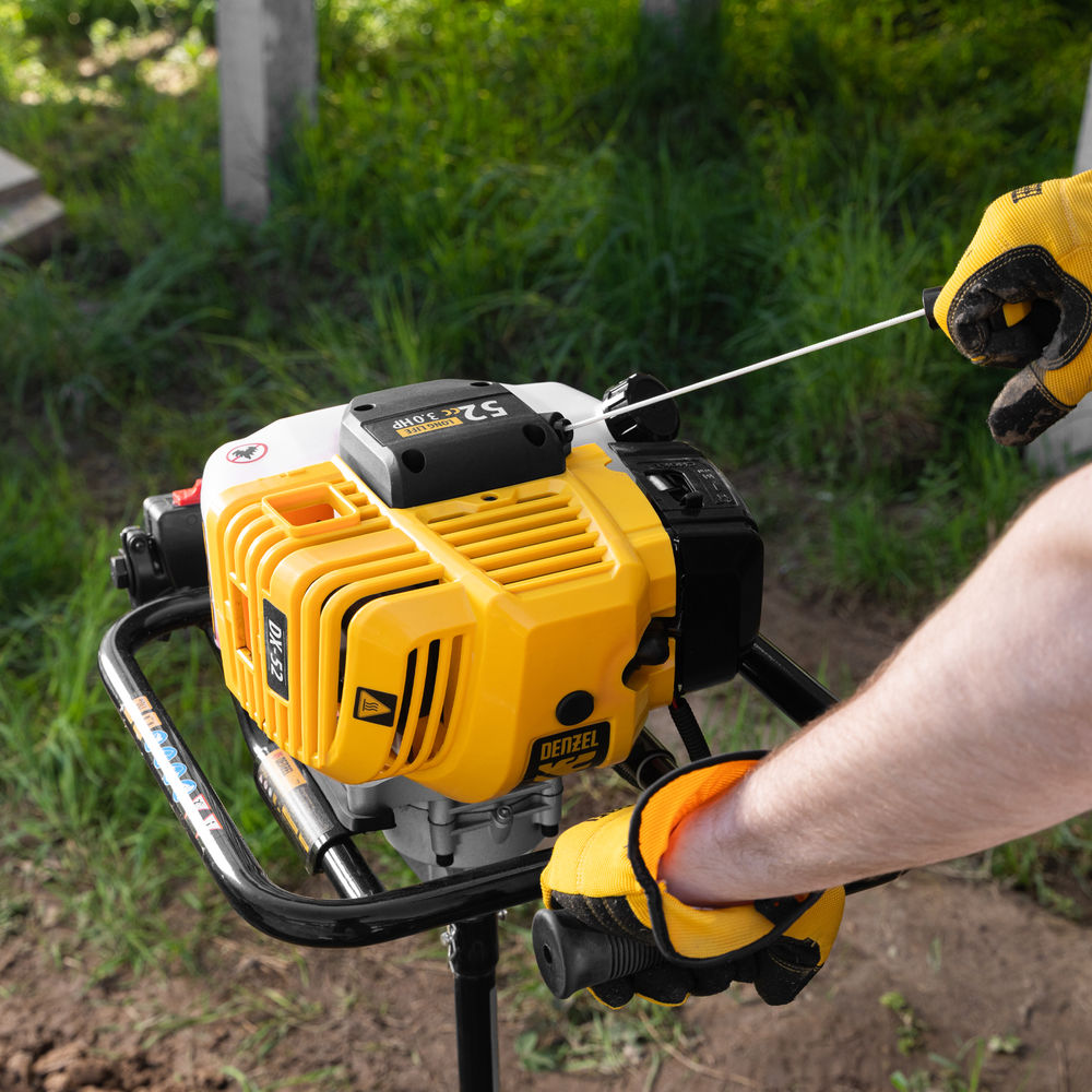 Мотобур DX-52, объем двигателя 52 см3, соединение 20 мм, без шнека Denzel (56001)