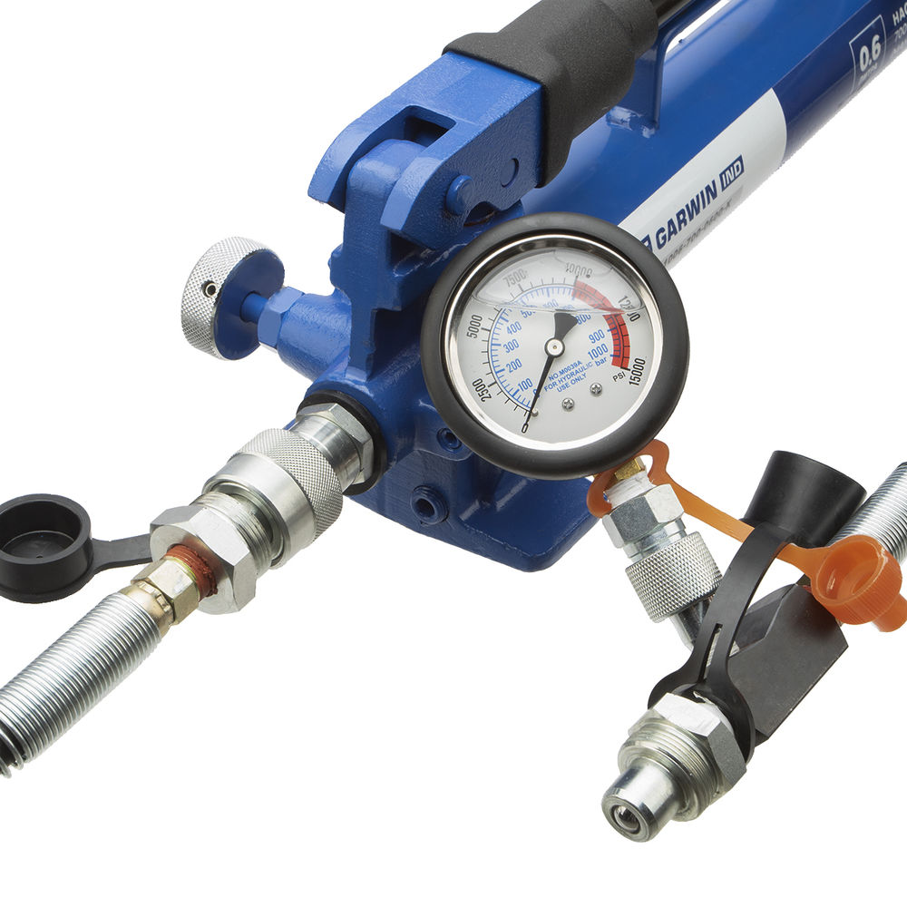 Насос ручной гидравлический 700 бар; 0, 6 л; комплект (манометр, рукав 1,5 м, кейс), GARWIN INDUSTRIAL, 811006-700-0600-K