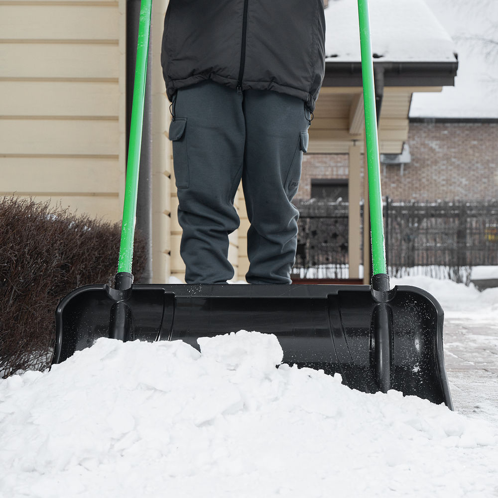 Скрепер для уборки снега, полипропилен, 710х320х1325 мм, усиленная стальная рукоятка, BASE Palisad (61689)