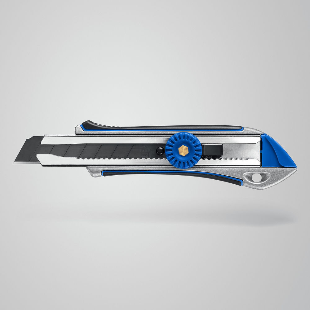 Металлический обрезиненный нож с винтовым фиксатором 18 мм Профессионал ЗУБР Титан-В 09174