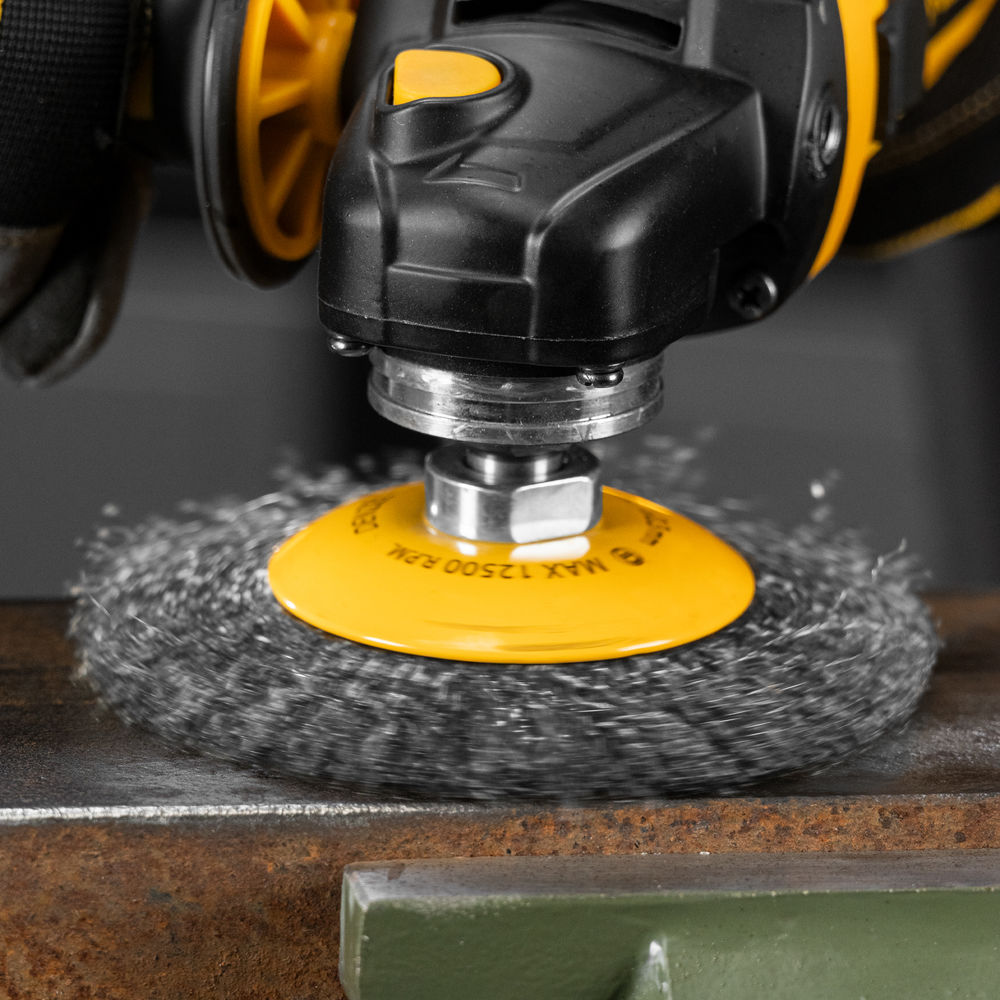 Щетка для УШМ, 125 мм, Тарелка, витая нержавеющая проволока 0.3 мм, М14 Denzel (746163)