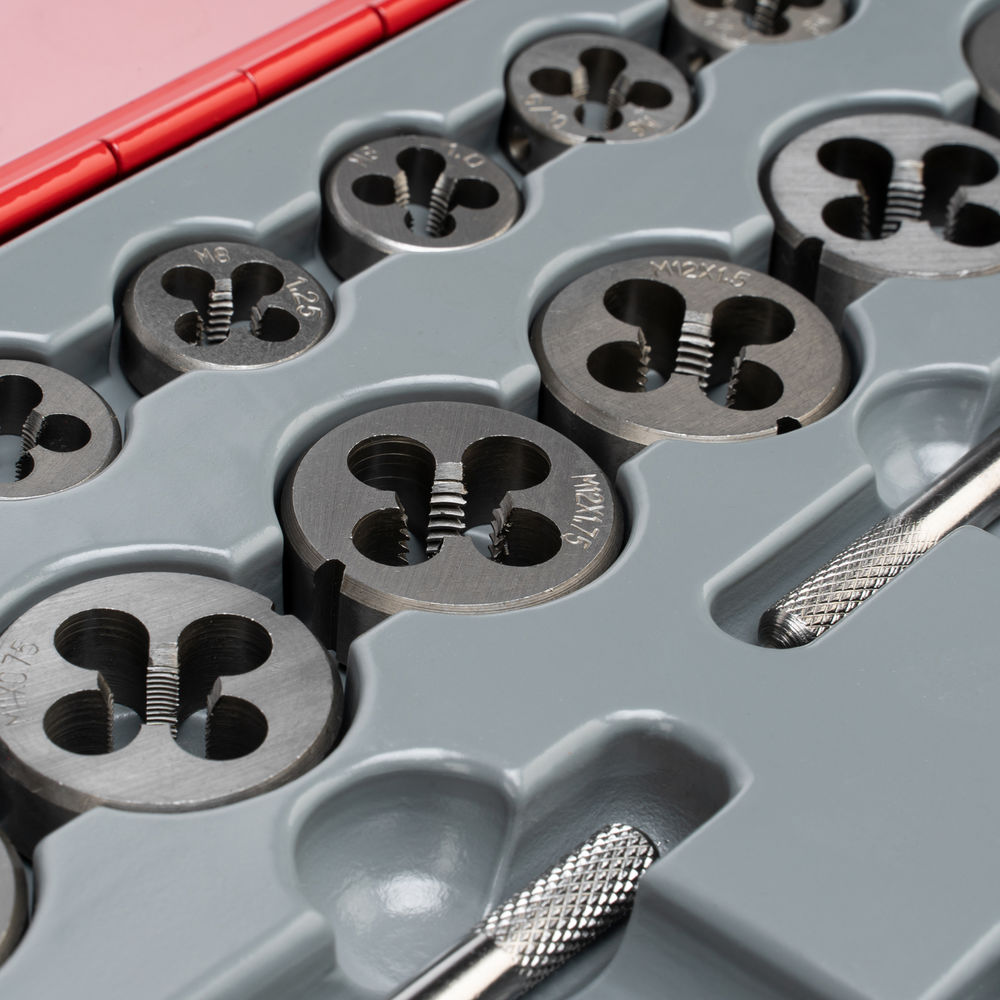 Набор метчиков и плашек М2-М18, 110 шт, металлический кейс Matrix (773110)