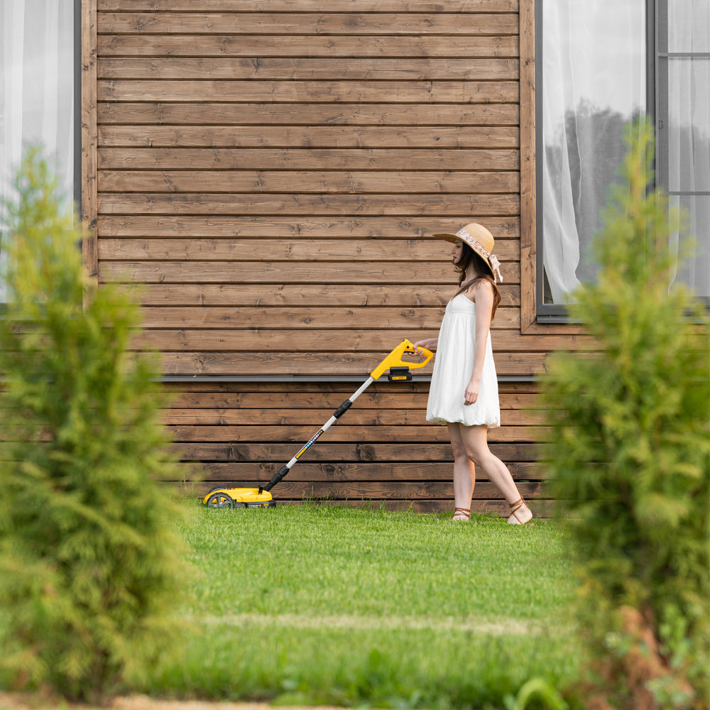 Портативная аккумуляторная газонокосилка CLM-22, Li-ion, 20В, 220 мм // Denzel (58860)