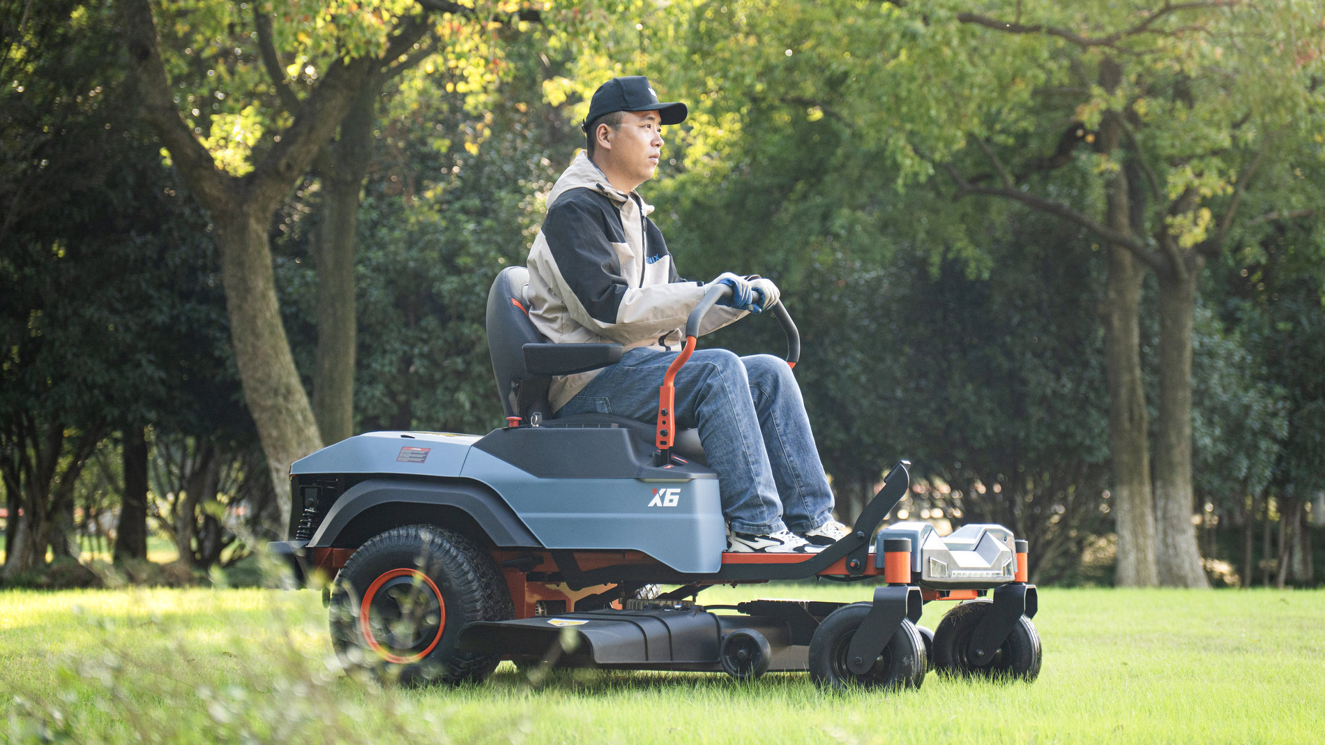 Райдер газонокосилка ZTR аккумуляторная ZTRX6-M-EU, 107см, с 4 АКБ 12Ач и зу 1600Вт, SENIX