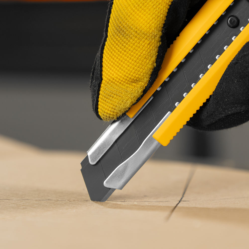 Нож, 18 мм, сменное лезвие, SK4, метал. направляющая, клипса, нажимной фиксатор Denzel (78940)