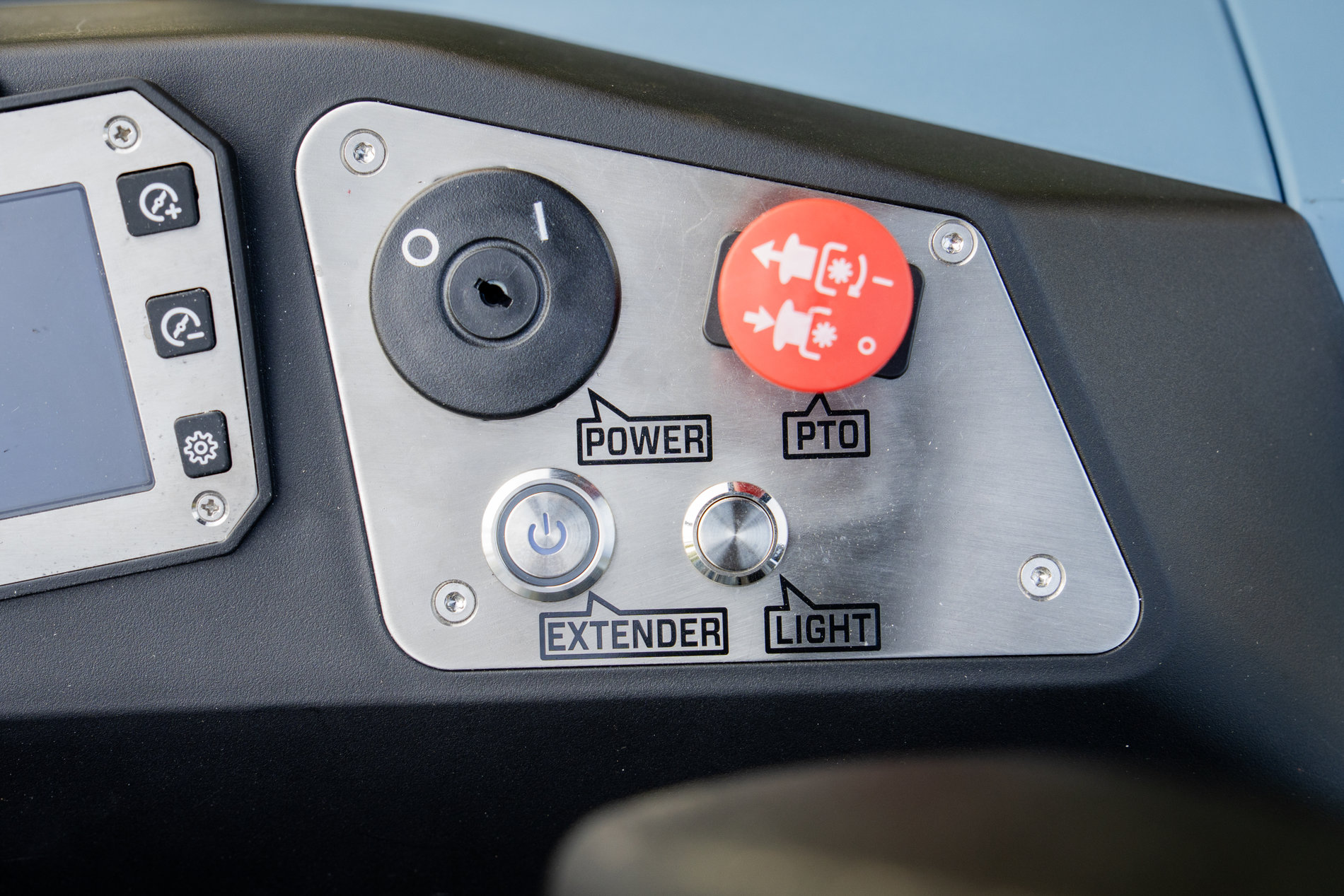 Райдер газонокосилка ZTR аккумуляторная ZTRX6-M-EU, 107см, с 4 АКБ 12Ач и зу 1600Вт, SENIX