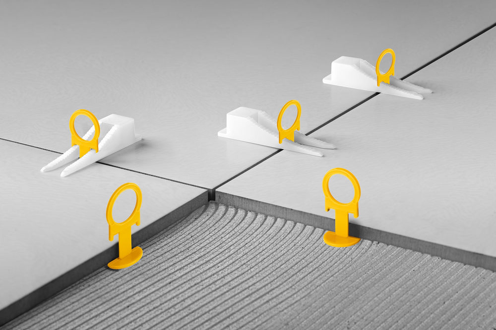 Система выравнивания плитки СВП КОЛЬЦО комплект 1.5 мм, зажим + клин, 50 + 50 шт ЗУБР 33833-H50