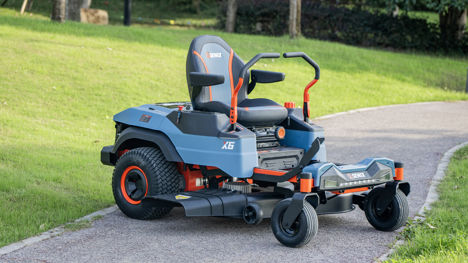 Райдер газонокосилка ZTR аккумуляторная ZTRX6-M-EU, 107см, с 4 АКБ 12Ач и зу 1600Вт, SENIX