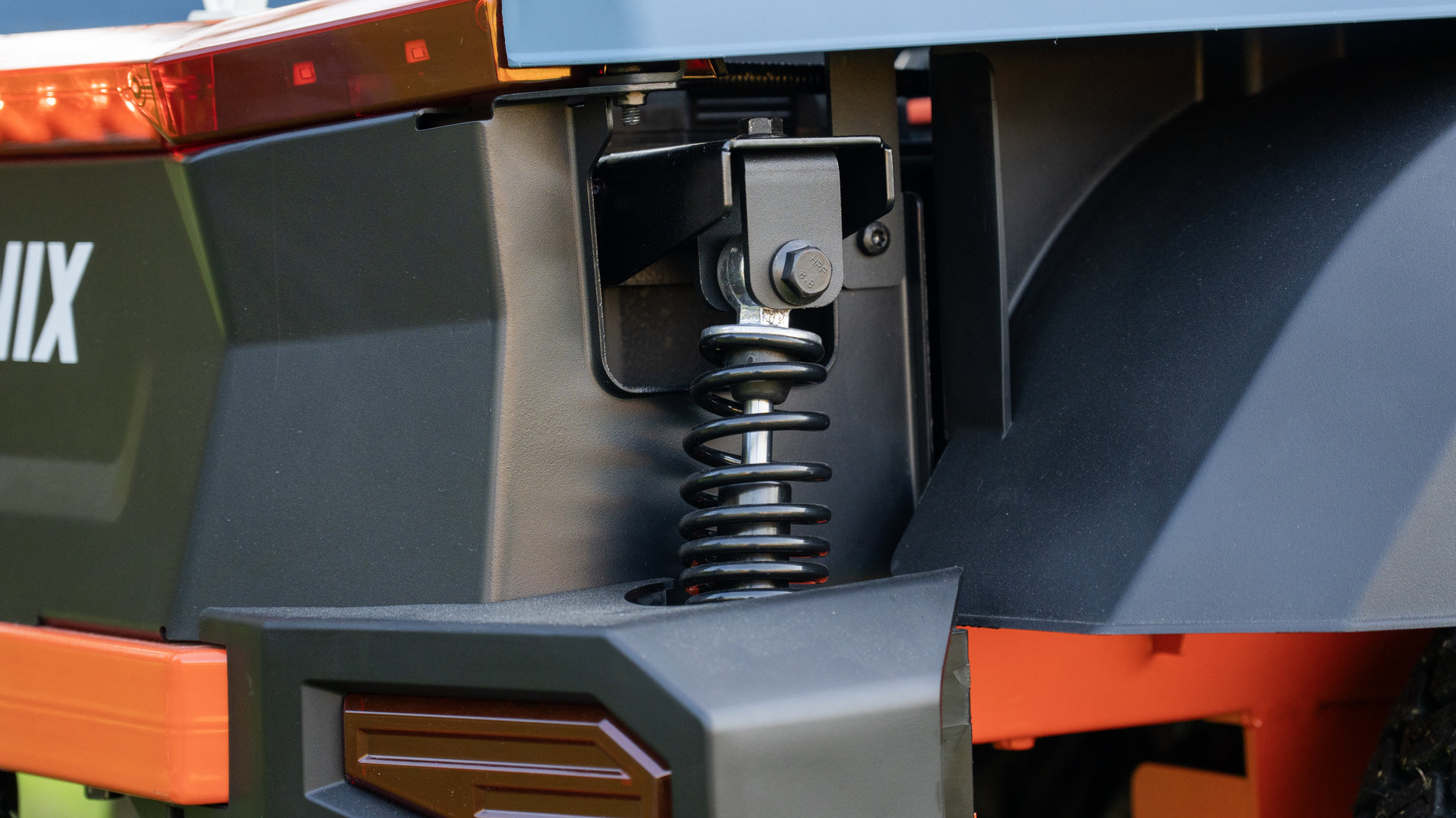 Райдер газонокосилка ZTR аккумуляторная ZTRX6-M-EU, 107см, с 4 АКБ 12Ач и зу 1600Вт, SENIX