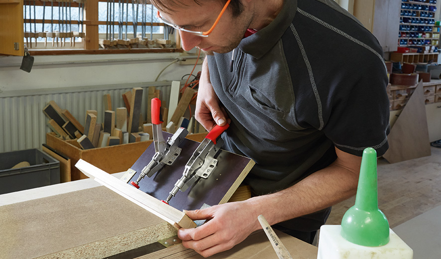 Зажим с коленчатым рычагом 2.5 кН, с выдвигаемым упором на горизонтальном основании 35 STC-IHH25 BE-STC-IHH25