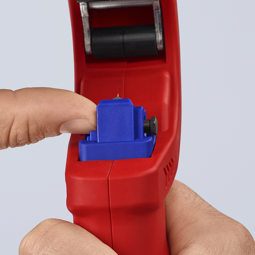 Труборез O 32/40/50 мм для канализационных пластиковых труб, толщина max 2.4 мм, длина 202 мм, BK DP50 KNIPEX KN-902301BK