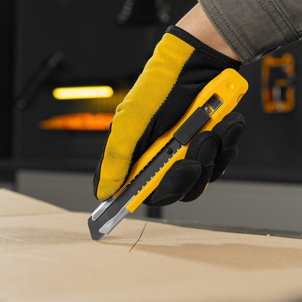 Нож, 18 мм, сменное лезвие, SK4, метал. направляющая, клипса, нажимной фиксатор Denzel (78940)