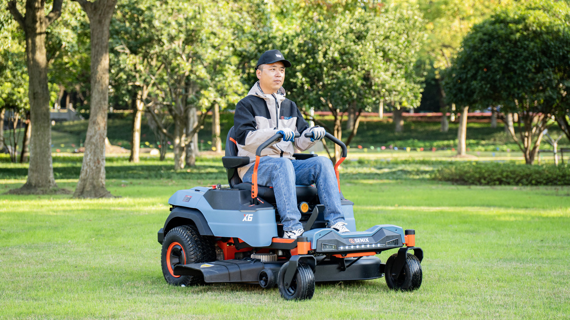 Райдер газонокосилка ZTR аккумуляторная ZTRX6-M-EU, 107см, с 4 АКБ 12Ач и зу 1600Вт, SENIX