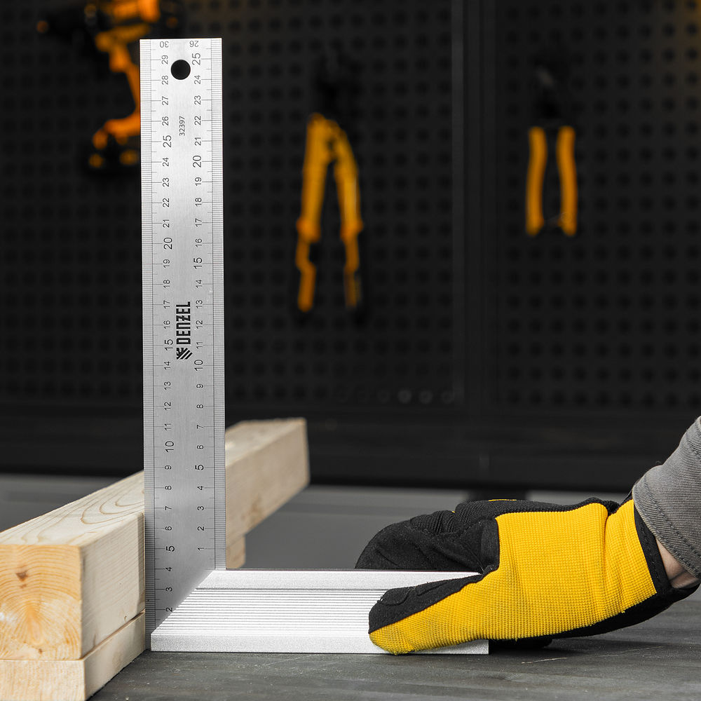 Угольник стальной 300 мм, нержавеющая сталь, градуировка, алюминиевое основание Denzel (32397)