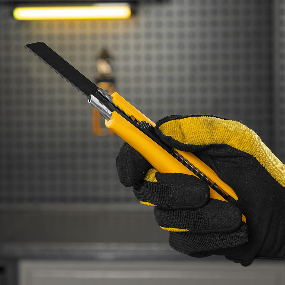 Нож, 18 мм, сменное лезвие, SK4, метал. направляющая, нажимной фиксатор Denzel (78942)