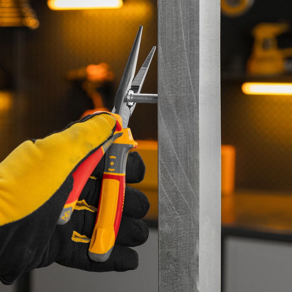 Длинногубцы прямые, диэлектрические рукоятки до 1000 В, трехкомпонентные рукоятки, 205мм Denzel (17305)