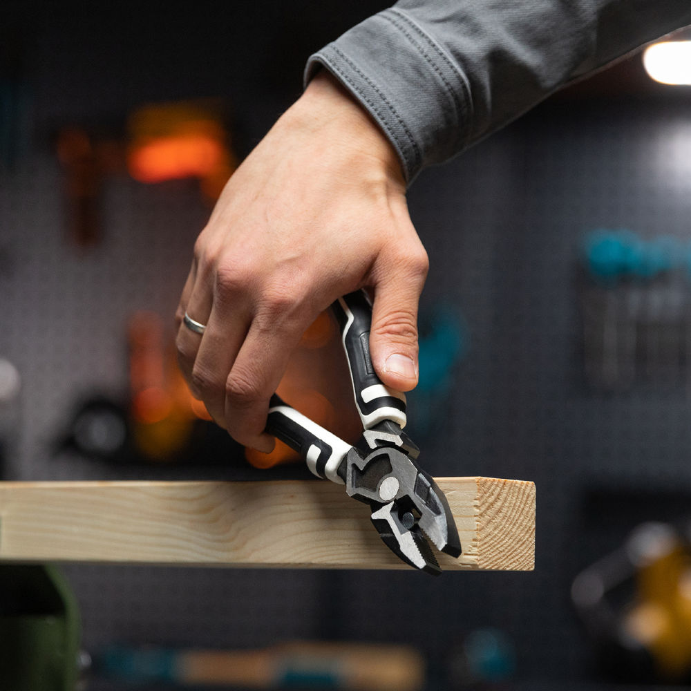 Плоскогубцы комбинированные 210 мм, усиленная система, Pro Matrix (17061)