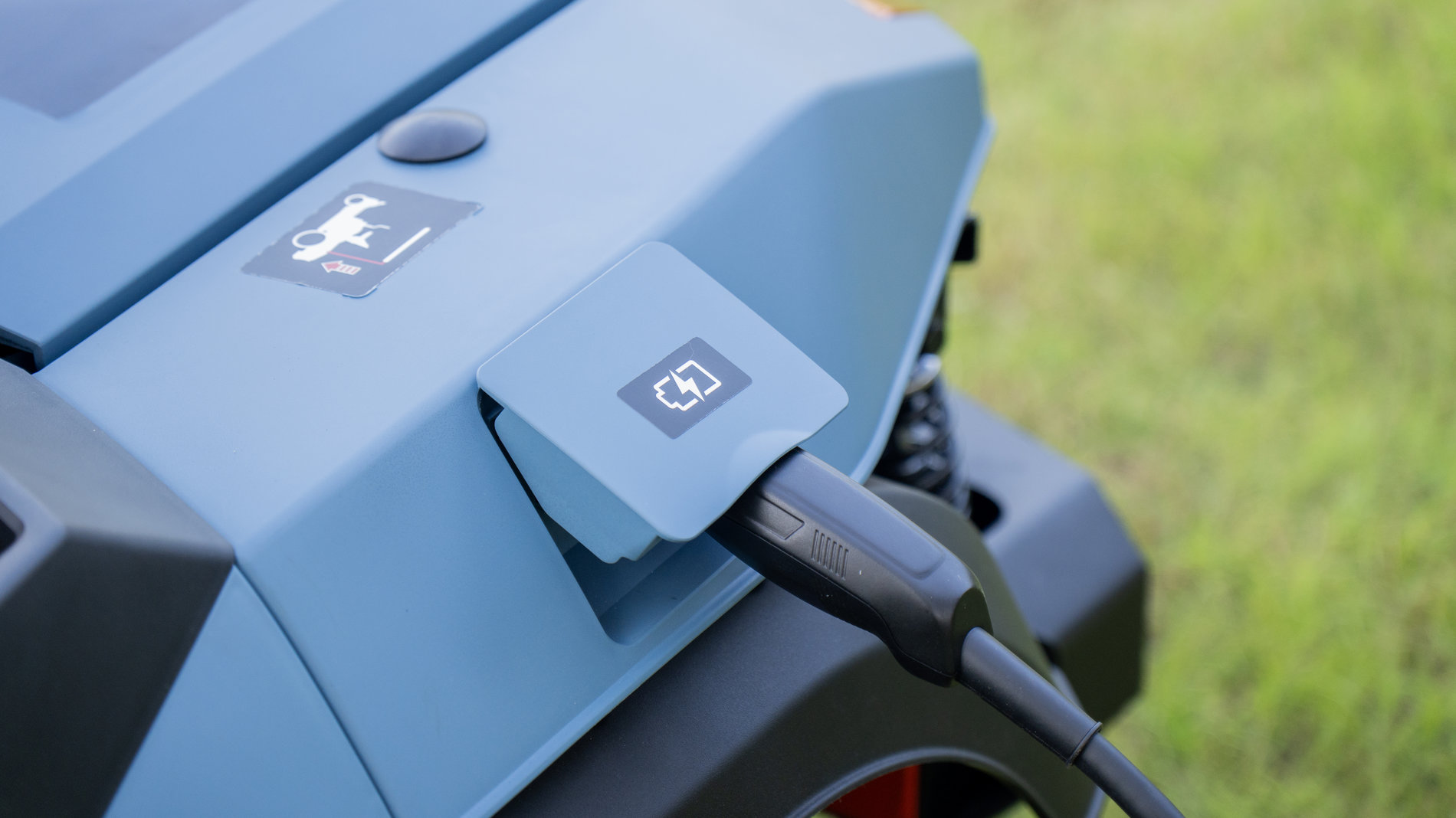 Райдер газонокосилка ZTR аккумуляторная ZTRX6-M-EU, 107см, с 4 АКБ 12Ач и зу 1600Вт, SENIX