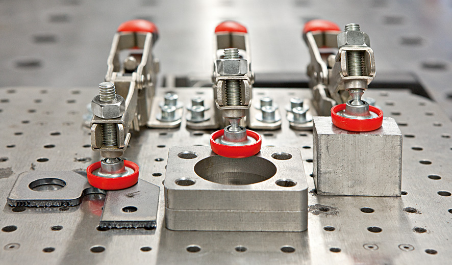 Зажим горизонтальный с коленчатым рычагом 2.5 кН, с открытым плечом и горизонтальным основанием 60 STC-HH70 BE-STC-HH70