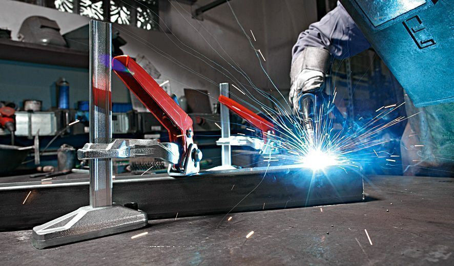 BS2N Зажим настольный рычажный, ширина зажима 200 мм, вынос 100 мм, рейка 19.5 x 9.5 мм, 10 кН, отв. для крепёжного винта O10.5 мм (BE-BS2N)