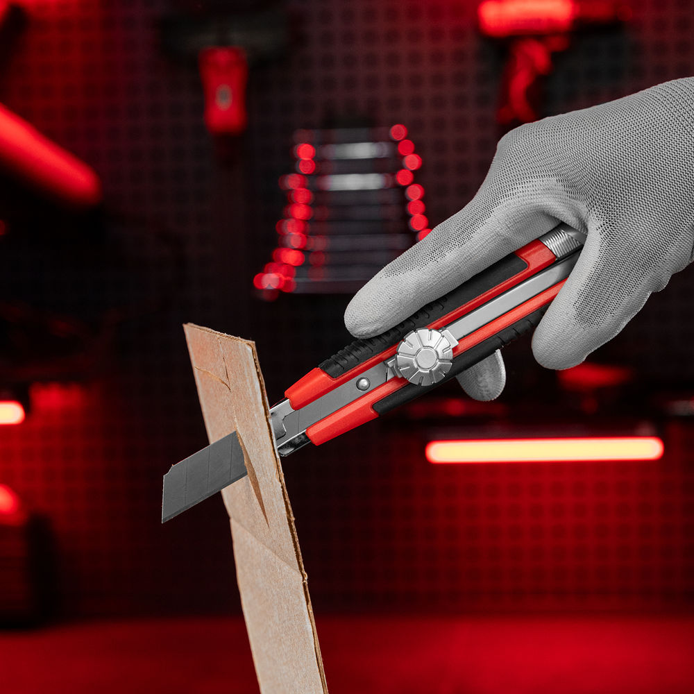 Нож, 18 мм, выдвижное лезвие, металлическая направляющая, винтовой фиксатор лезвия Matrix (78914)