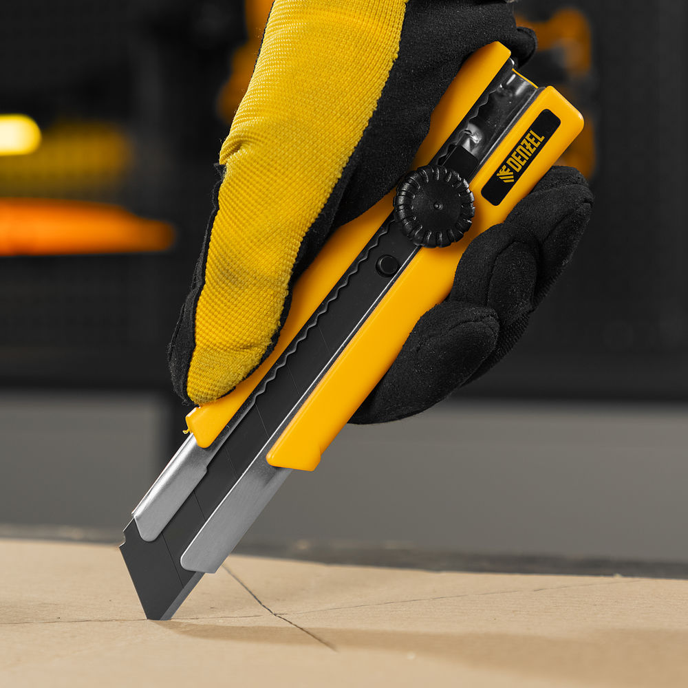 Нож, 25 мм, сменное лезвие, SK4, корпус из TPR, метал. направляющая, винтовой фиксатор Denzel (78945)