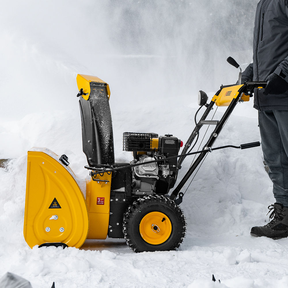 Бензиновая снегоуборочная машина SBM 610, 212 cc, ручной старт, фара Denzel (97653)