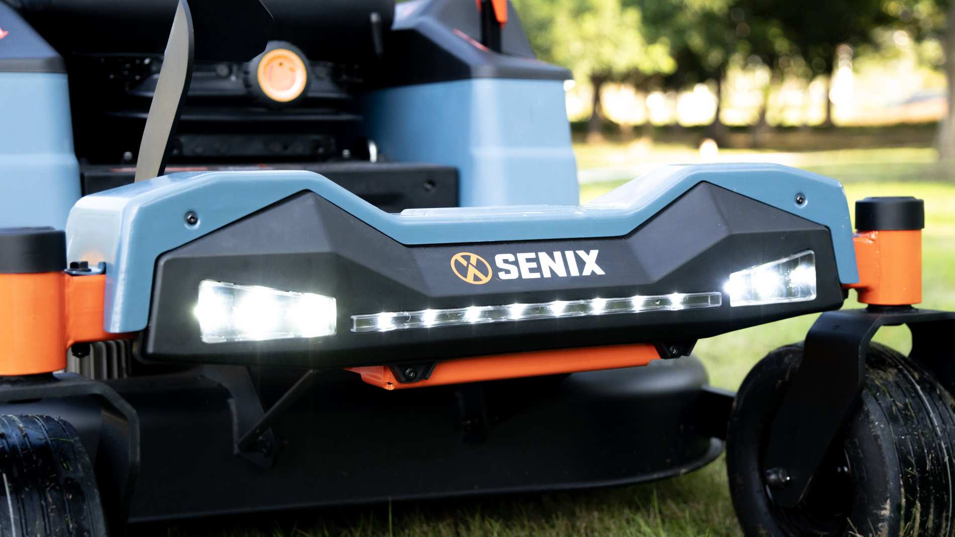 Райдер газонокосилка ZTR аккумуляторная ZTRX6-M-EU, 107см, с 4 АКБ 12Ач и зу 1600Вт, SENIX