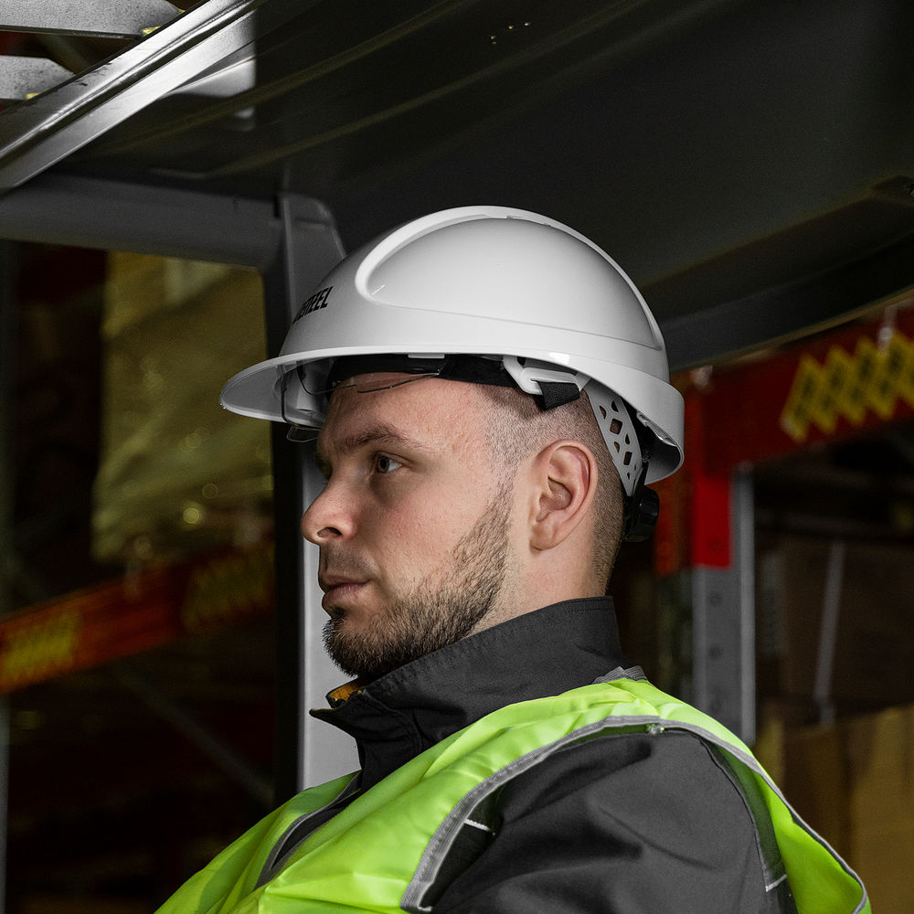 Каска защитная ударопр.«Форвард» (К-05)ABS/PC,комплект со встроен.очк.ОЧК-05 Форвард,белая Denzel (89205)