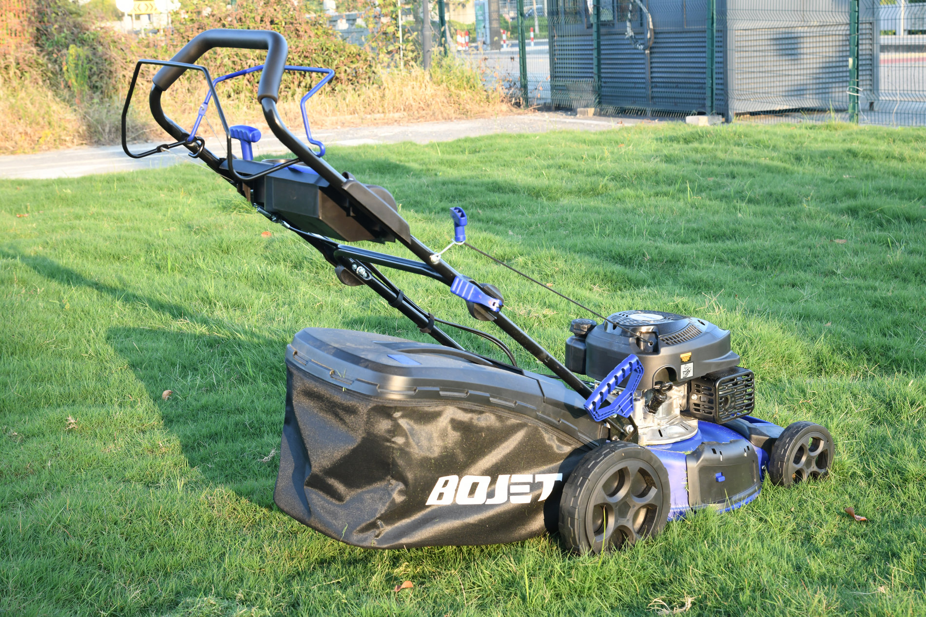 Газонокосилка бензиновая самоходная 2,5 кВт 149 см? 46 см