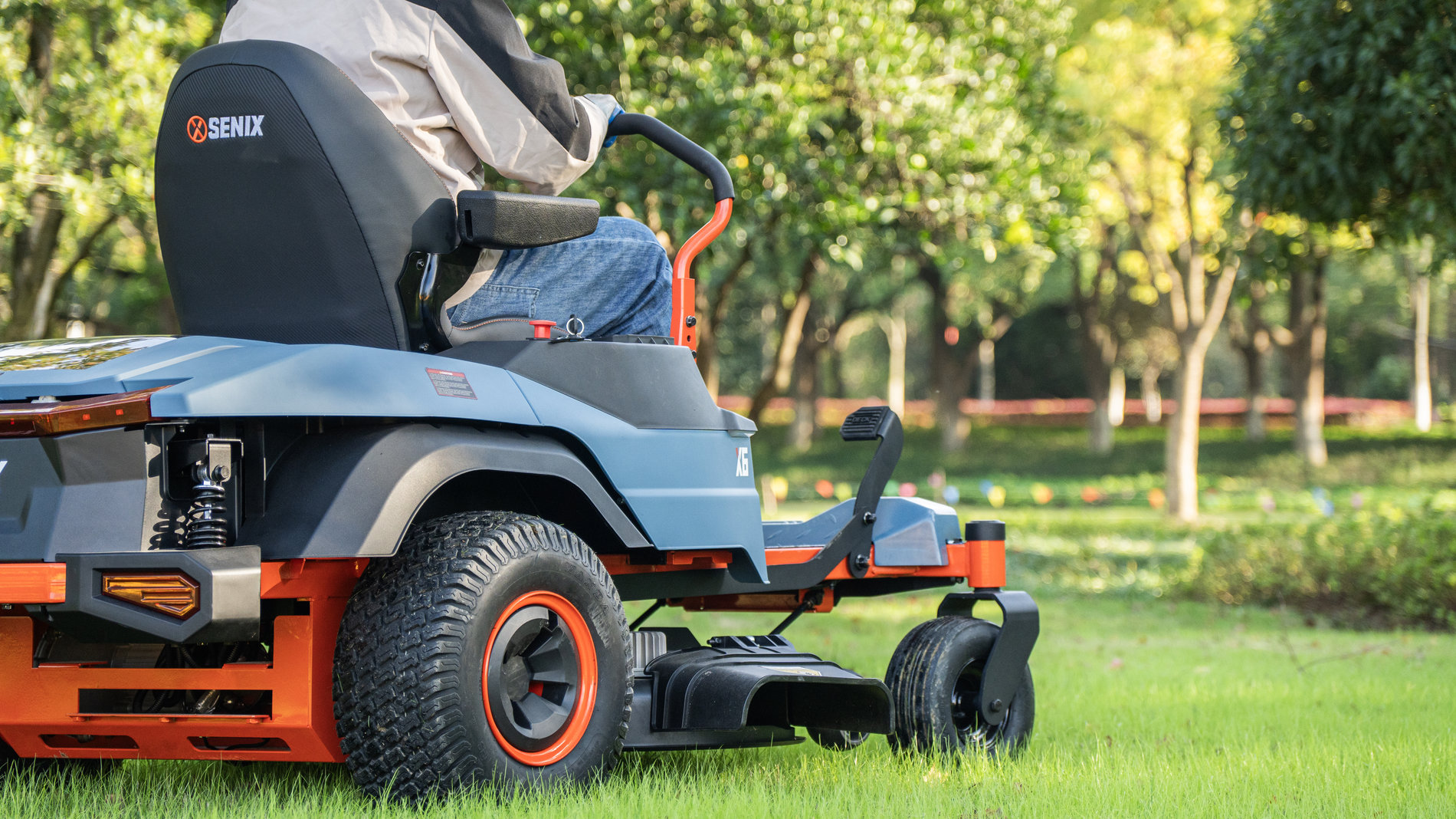 Райдер газонокосилка ZTR аккумуляторная ZTRX6-M-EU, 107см, с 4 АКБ 12Ач и зу 1600Вт, SENIX