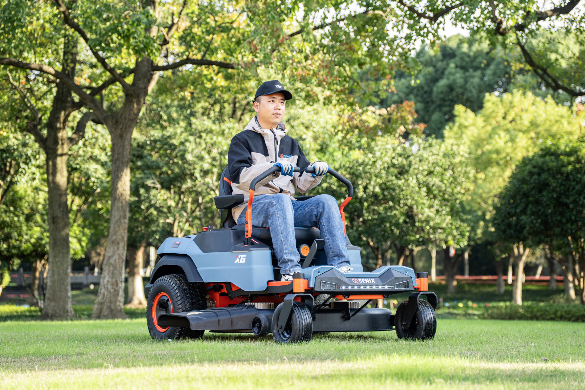 Райдер газонокосилка ZTR аккумуляторная ZTRX6-M-EU, 107см, с 4 АКБ 12Ач и зу 1600Вт, SENIX