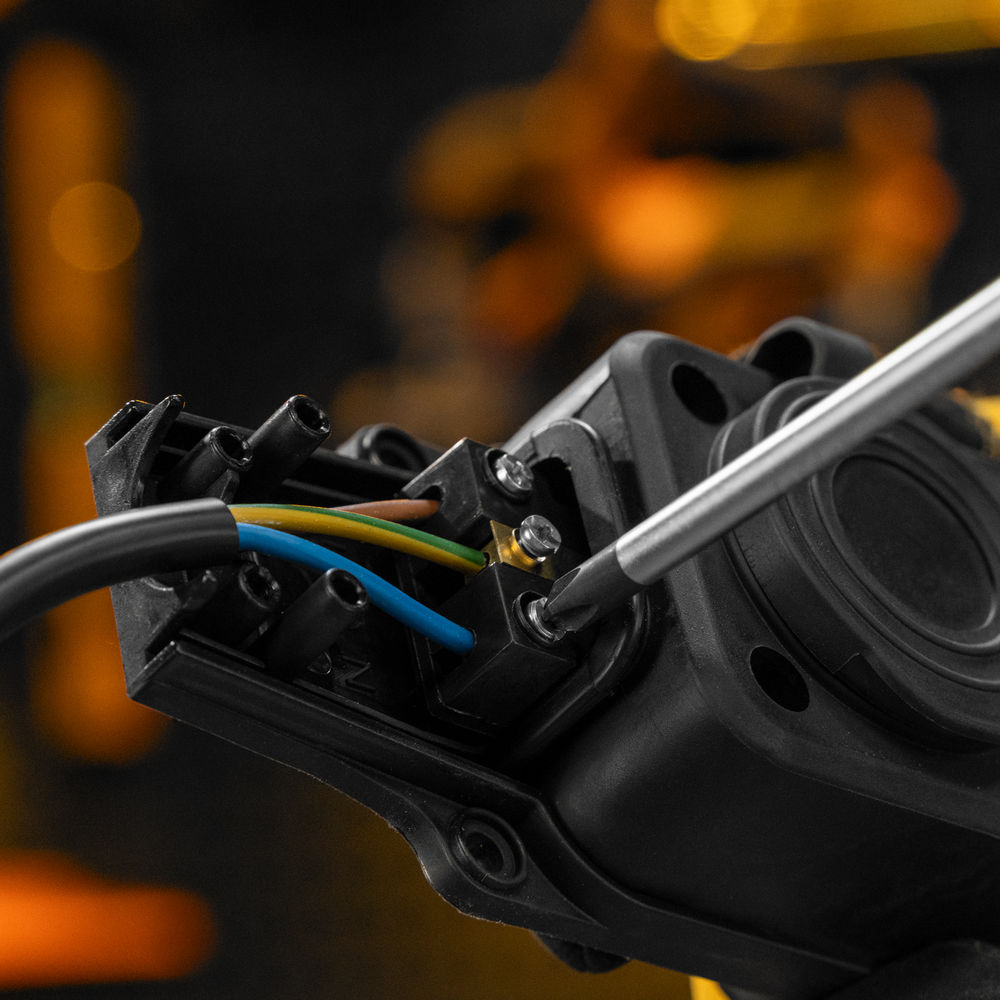 Шнур сетевой Energy Series, ПВС, 3 м, 3 x 1 мм, с неразборной вилкой, черный, Denzel (37667)