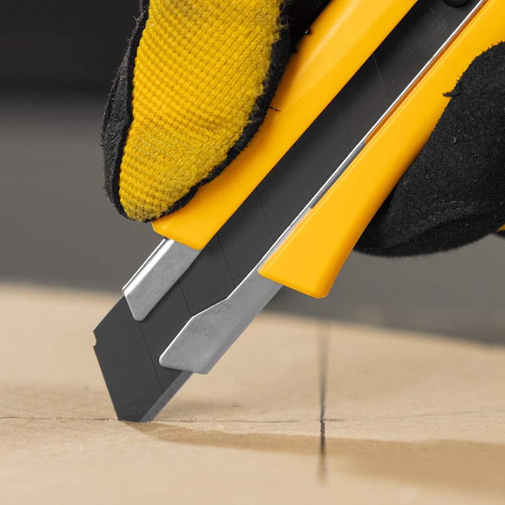 Нож, 18 мм, сменное лезвие, SK4, метал. направляющая, винтовой фиксатор Denzel (78943)