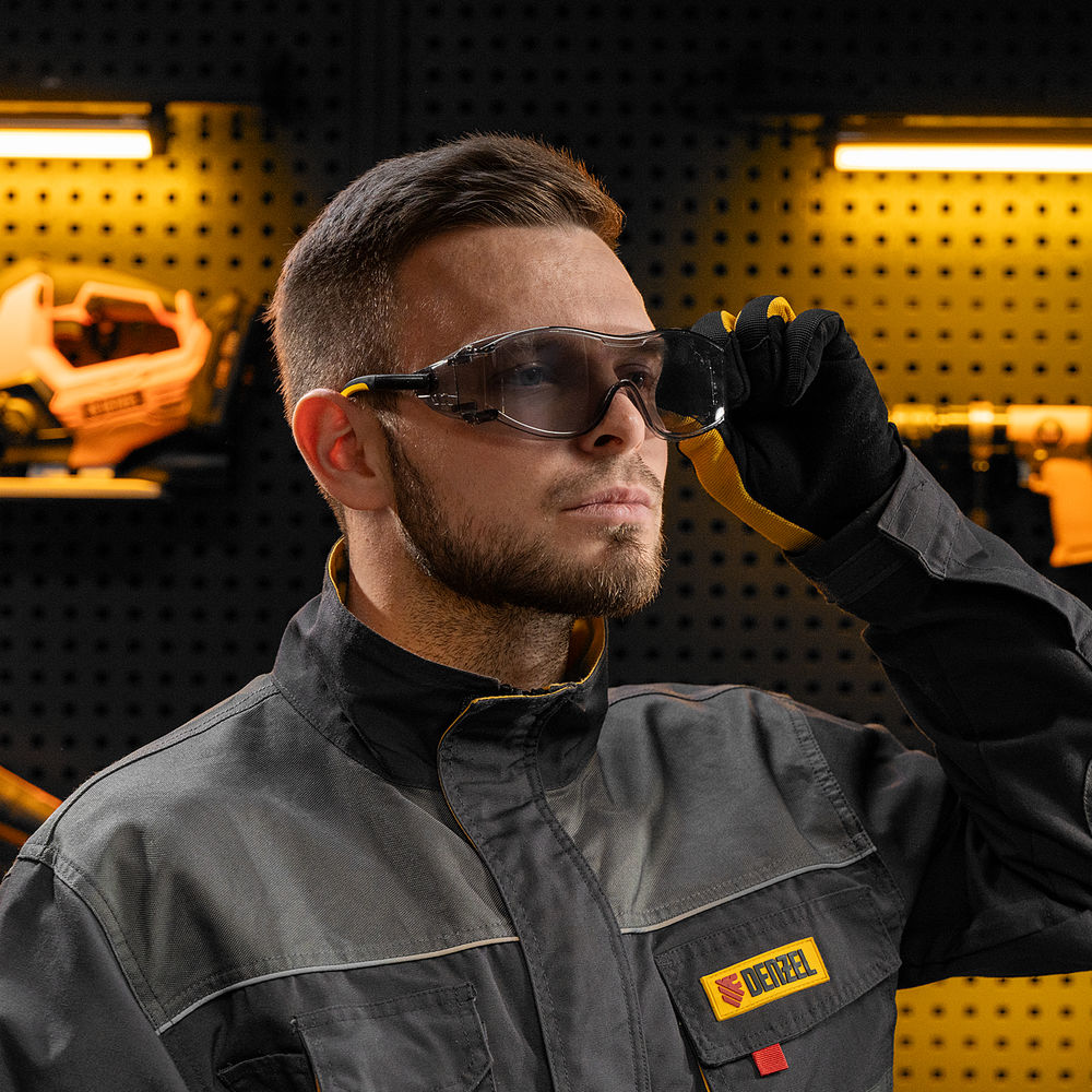 Очки защитные открытые, поликарбонатные, увеличенная дымчатая линза, регулируемые дужки Denzel (89203)