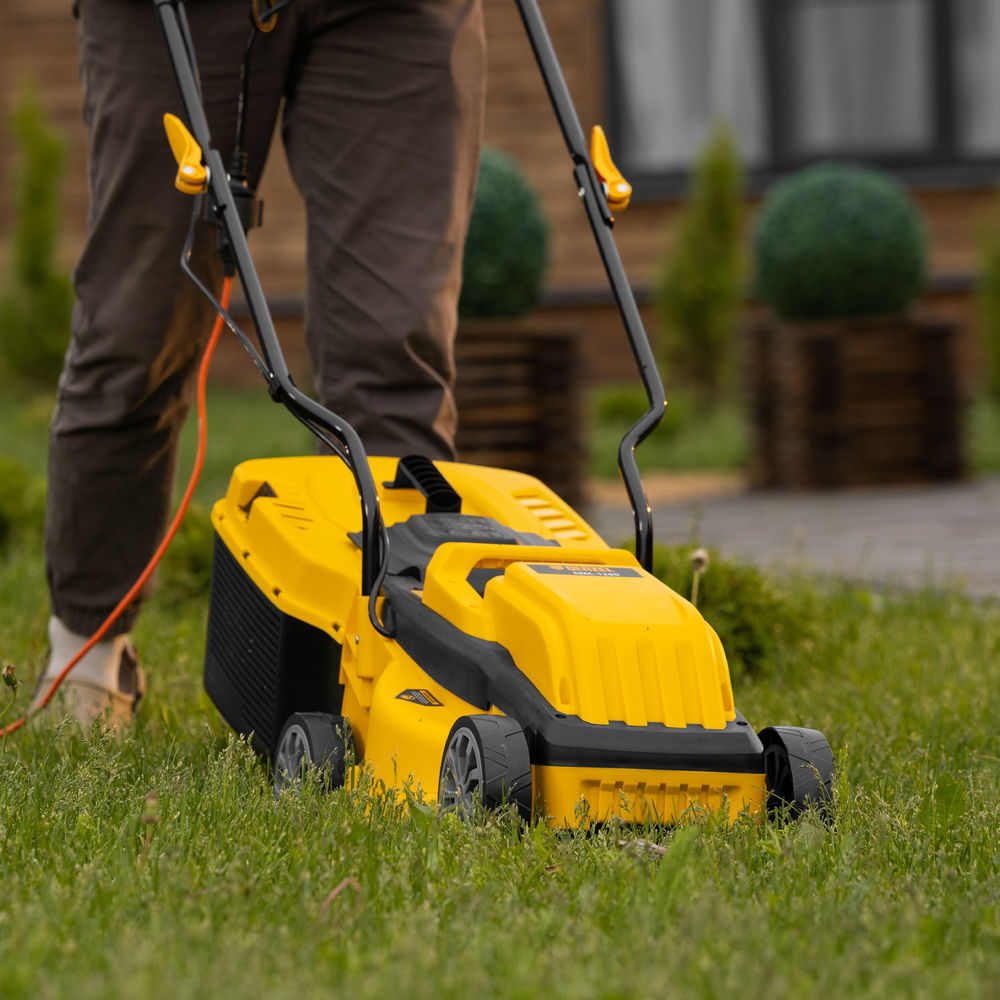 Газонокосилка электрическая GMC-1200, шир.,32см, 1200 Вт, 3 уров., травосб. 30 л Denzel (96628)