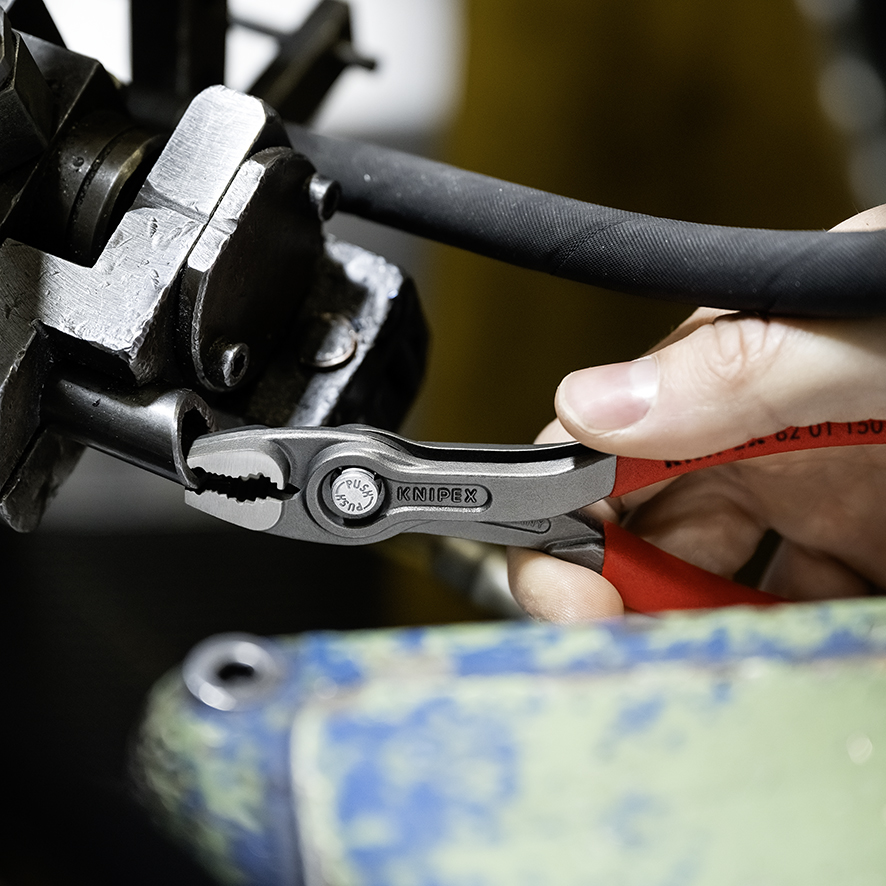 Клещи с фронтальным и боковым захватами зев 3-16 мм, длина 150 мм, обливные ручки TwinGrip KN-8201150