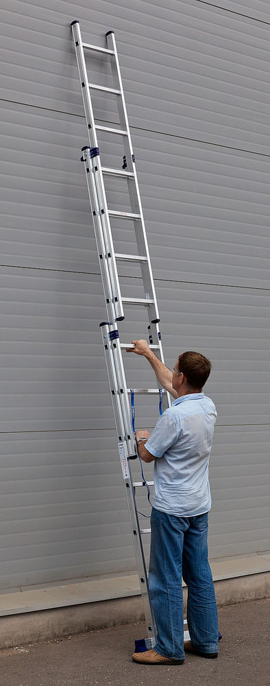 Алюминиевая трехсекционная лестница 7 ступеней со стабилизатором СИБИН 38833-07