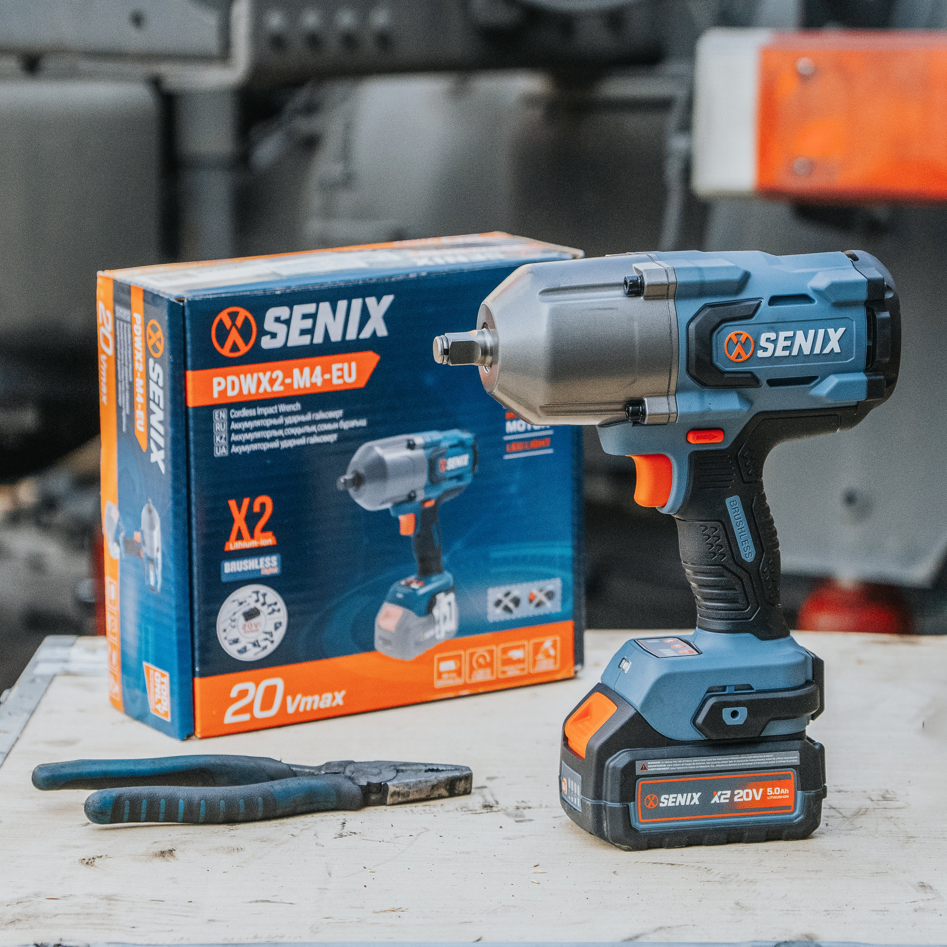 Импульсный гайковерт 1/2, 1350 Нм, акб 8Ач, зу 6А X2 20В