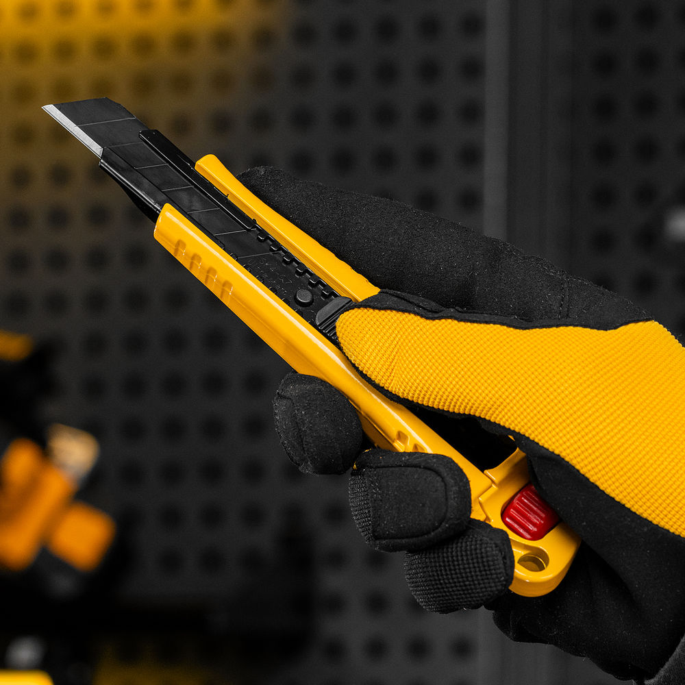 Нож, 18 мм, сменное лезвие, SK4, корпус из цинкового сплава + TPR, торцевой зажим Denzel (78904)