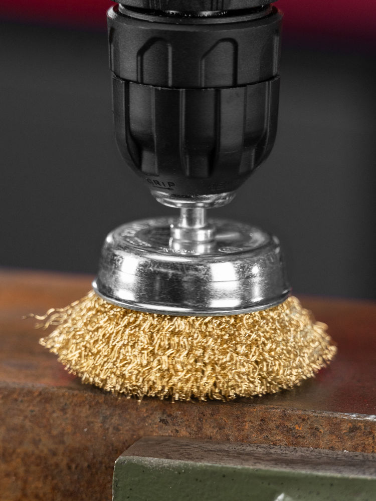 Щетка для дрели, 65 мм, чашка со шпилькой, латунированная витая проволока Matrix (74477)