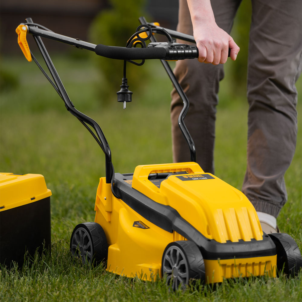 Газонокосилка электрическая GMC-1200, шир.,32см, 1200 Вт, 3 уров., травосб. 30 л Denzel (96628)