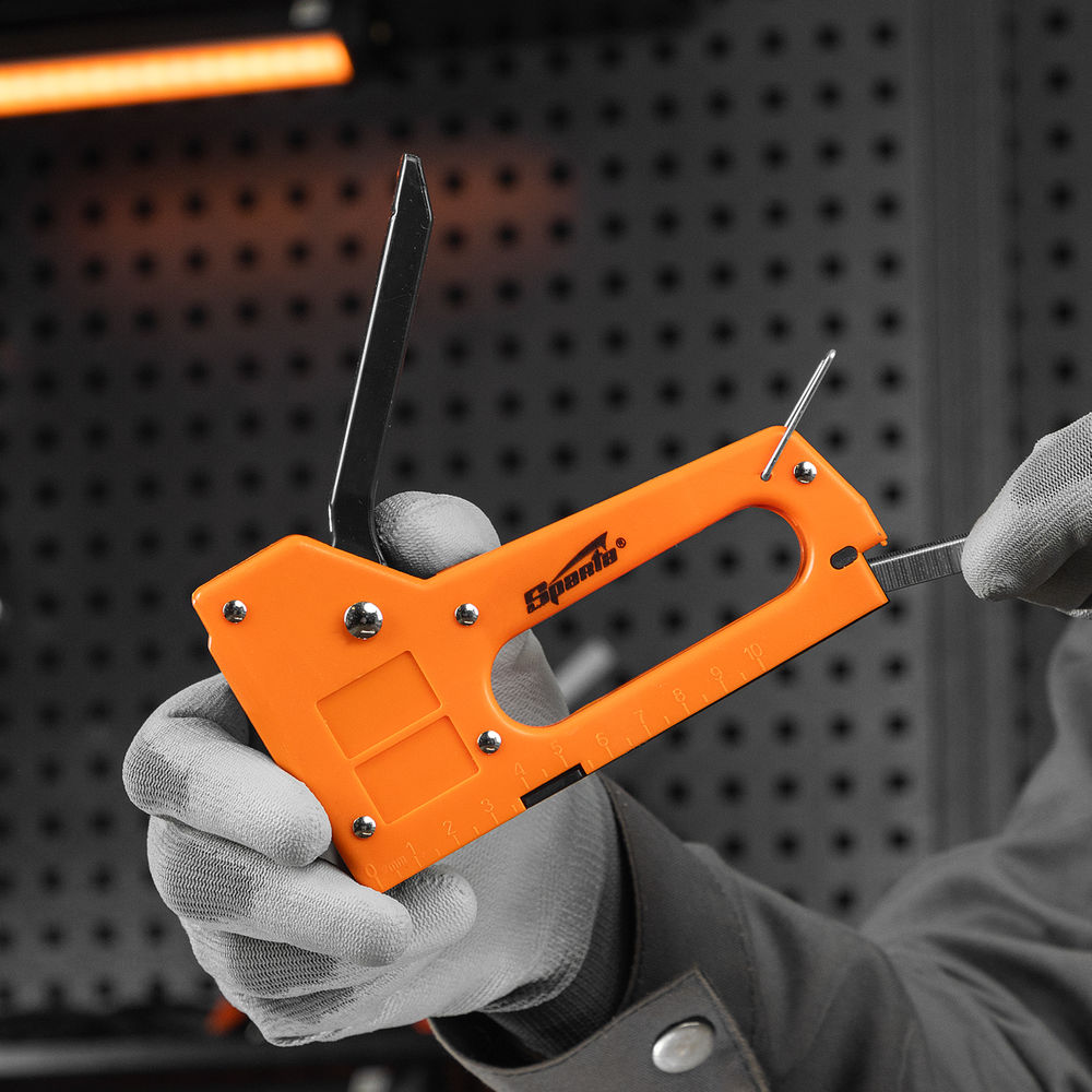 Степлер мебельный пластиковый, со скобами 100 шт, тип скобы 53, 4-8 мм Sparta (42001)