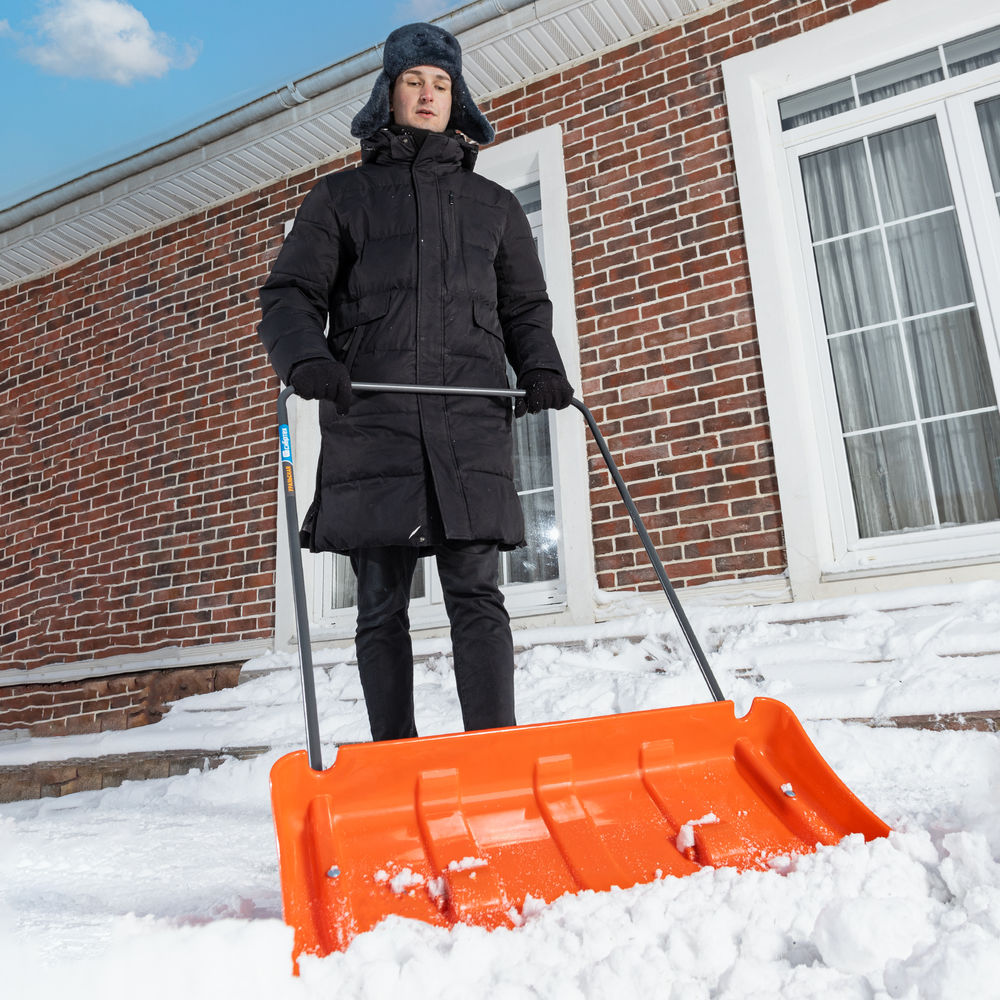 Движок для уборки снега пластиковый, 795х435х1280 мм, стальная рукоятка, усиленный Сибртех (61669)