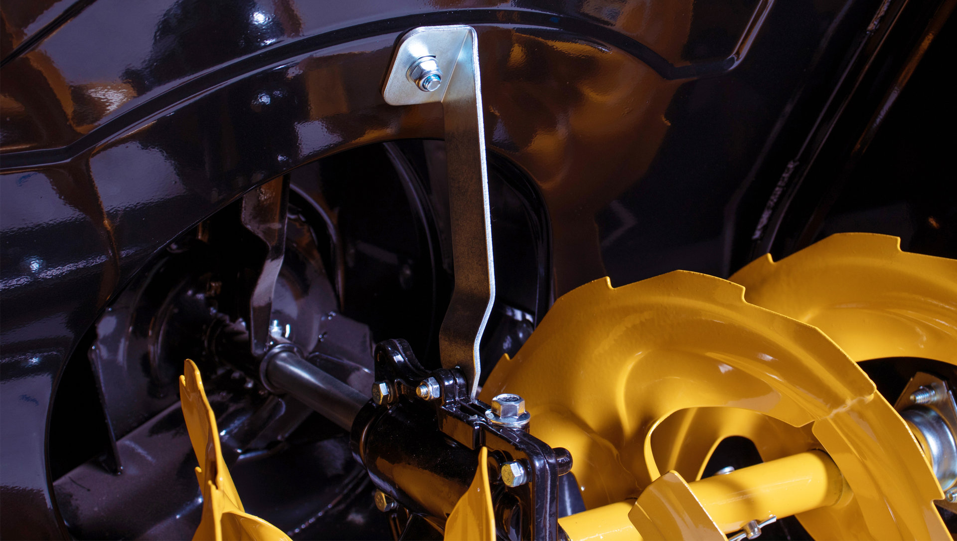 Снегоотбрасыватель CHAMPION ST661 (6,5лс 61см 4F/1R колеса 3,6л 61,5кг руч.стартер) (ST661)