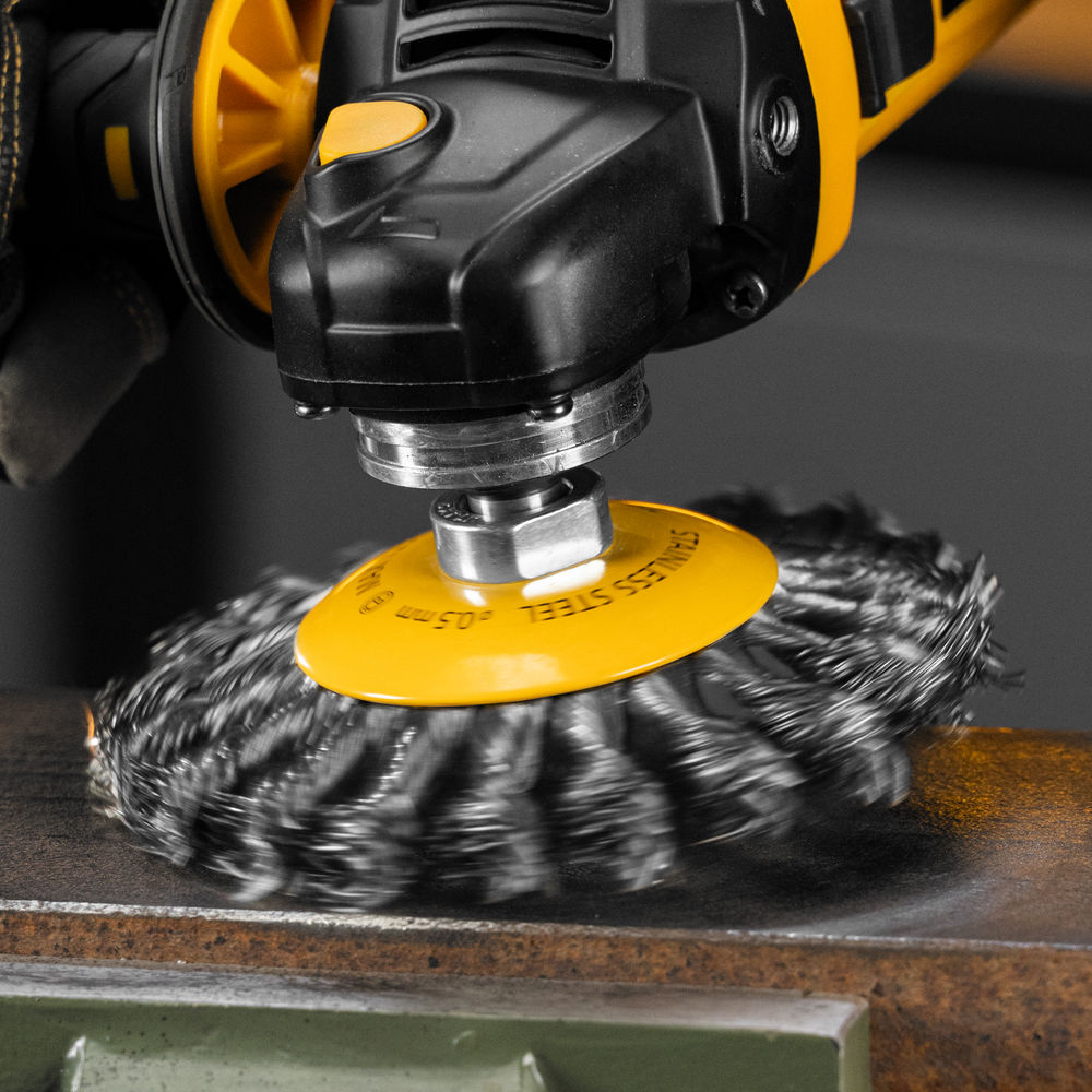 Щетка для УШМ, 125 мм, Тарелка, крученая нержавеющая проволока 0.5 мм, М14 Denzel (746113)