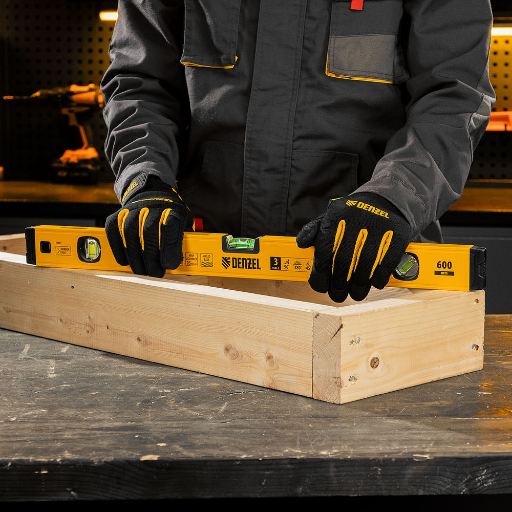 Уровень алюминиевый, магнит, фрезерованный, 3 глазка (1 зеркал.) 0,5 мм/м, 600 мм Denzel (33691)