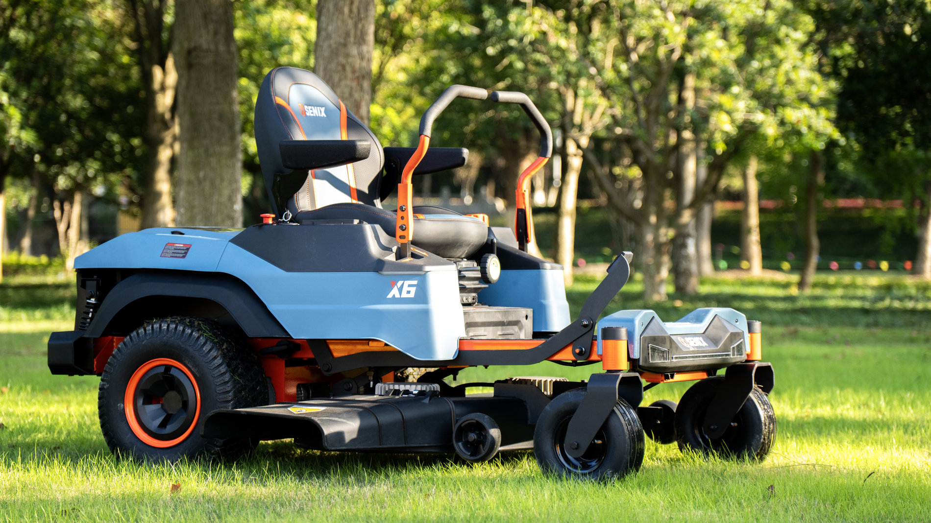 Райдер газонокосилка ZTR аккумуляторная ZTRX6-M-EU, 107см, с 4 АКБ 12Ач и зу 1600Вт, SENIX