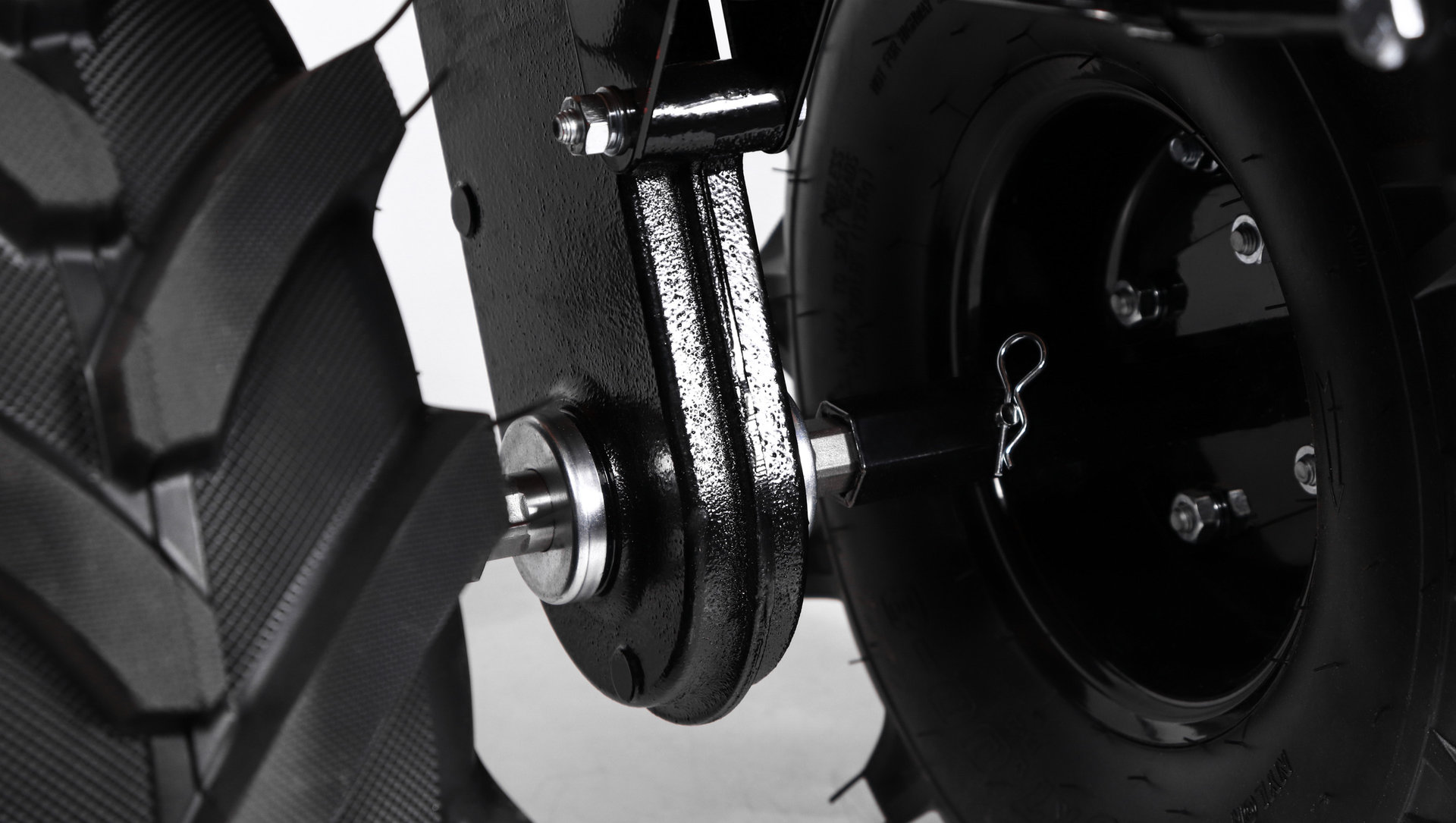 Мотоблок Champion BC8738 (7лс 3F/1R 81см 35см 6л 84кг, колеса 19х7.00-8 шкив) (BC8738)